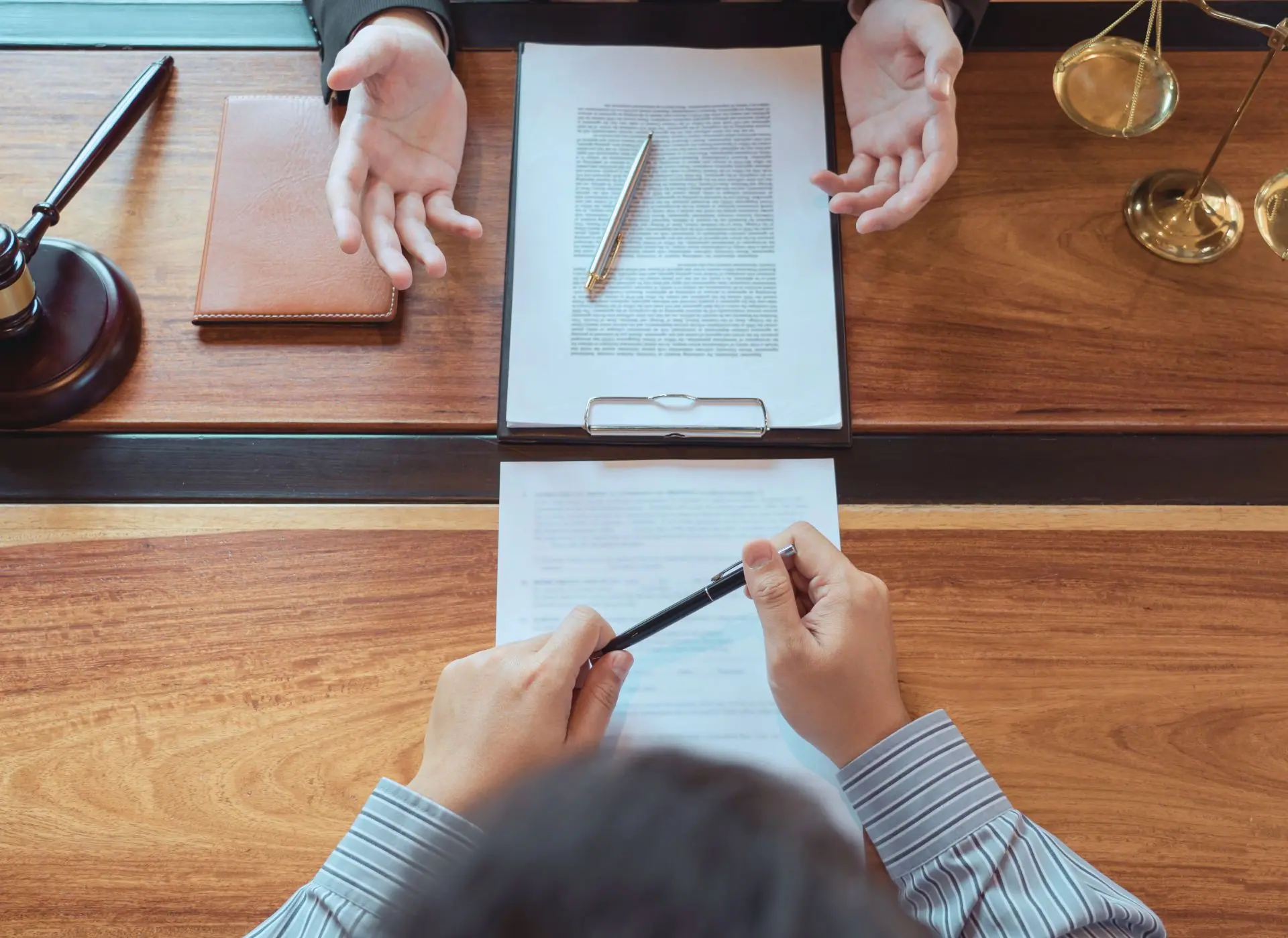 Abogado reunido con cliente