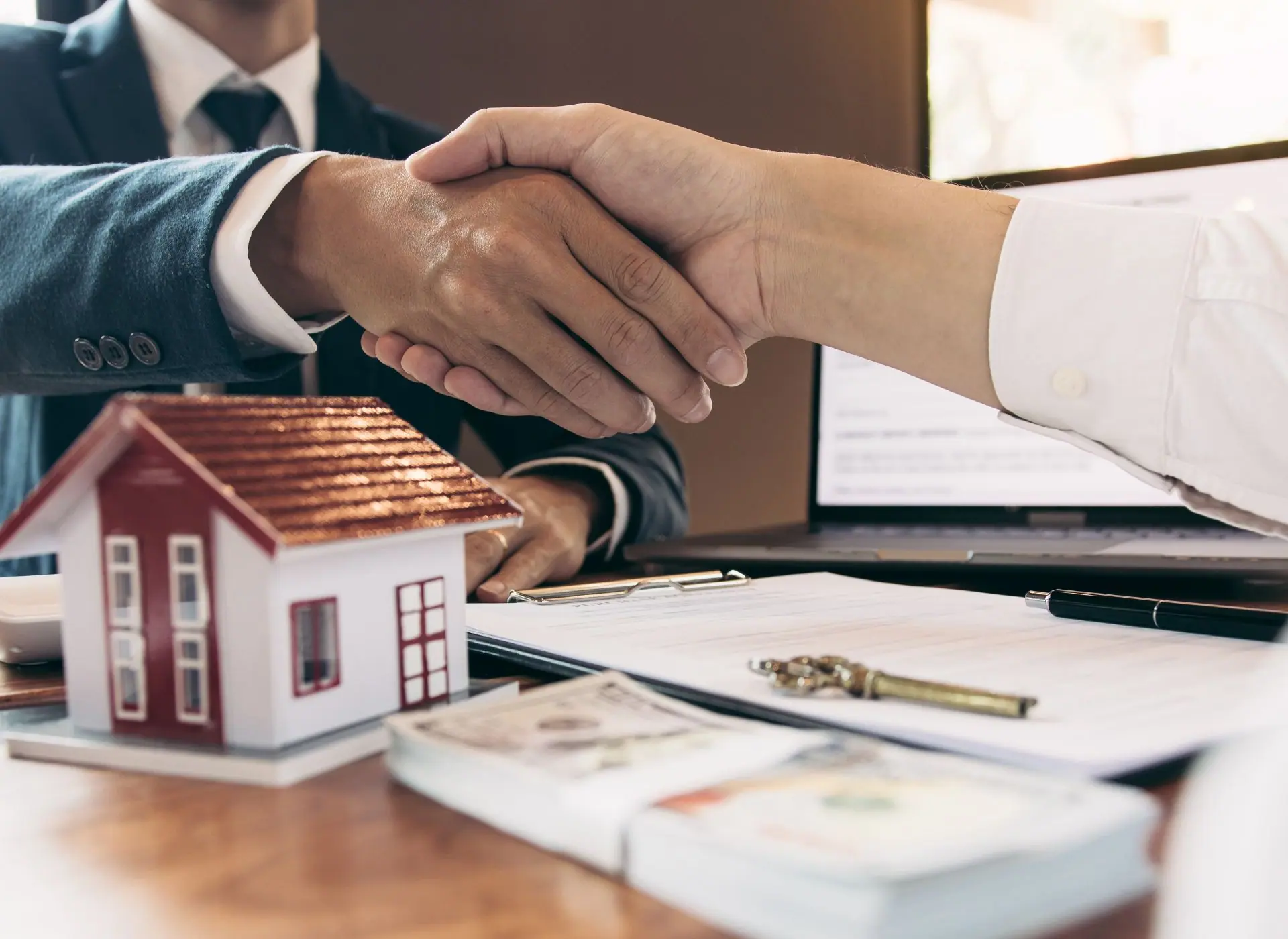 Profesional del derecho inmobiliario y de la construcción firmando acuerdo con cliente